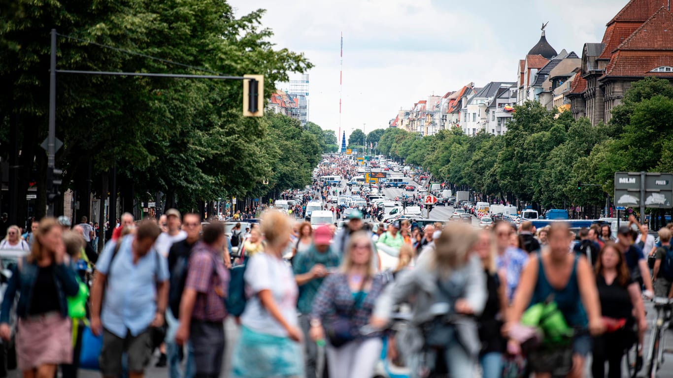 Demonstranten gegen die Corona-Maßnahmen laufen die Bismarckstraße entlang: Trotz Demoverboten hatten am Wochenende Tausende in Berlin demonstriert.