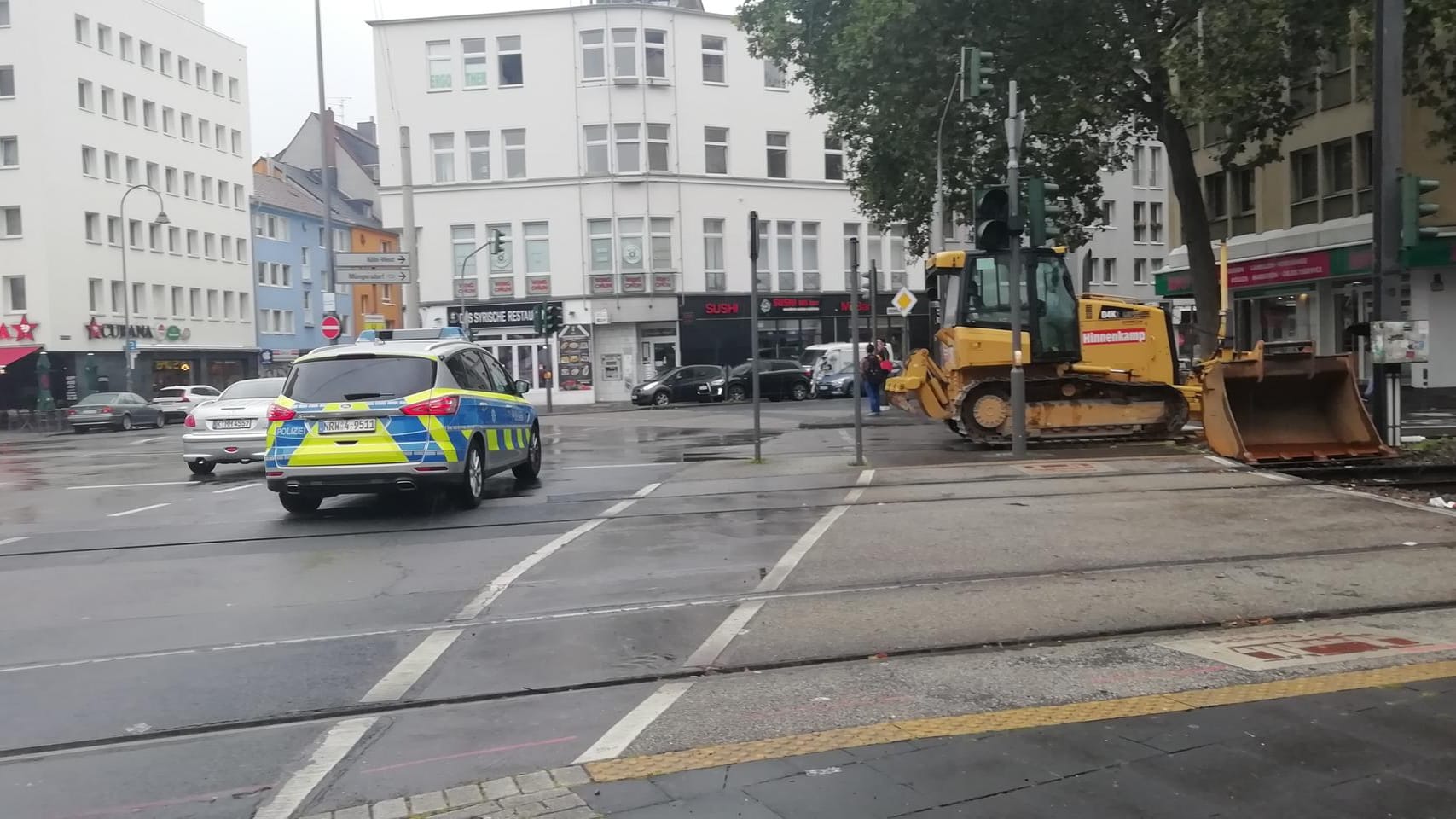 Ein Streifenwagen ist nach dem Pfeilbeschuss am Barbarossaplatz: Drei Menschen waren hier verletzt worden. Ein Streifenwagen ist nach dem Pfeilbeschuss am Barbarossaplatz: Drei Menschen waren hier verletzt worden.