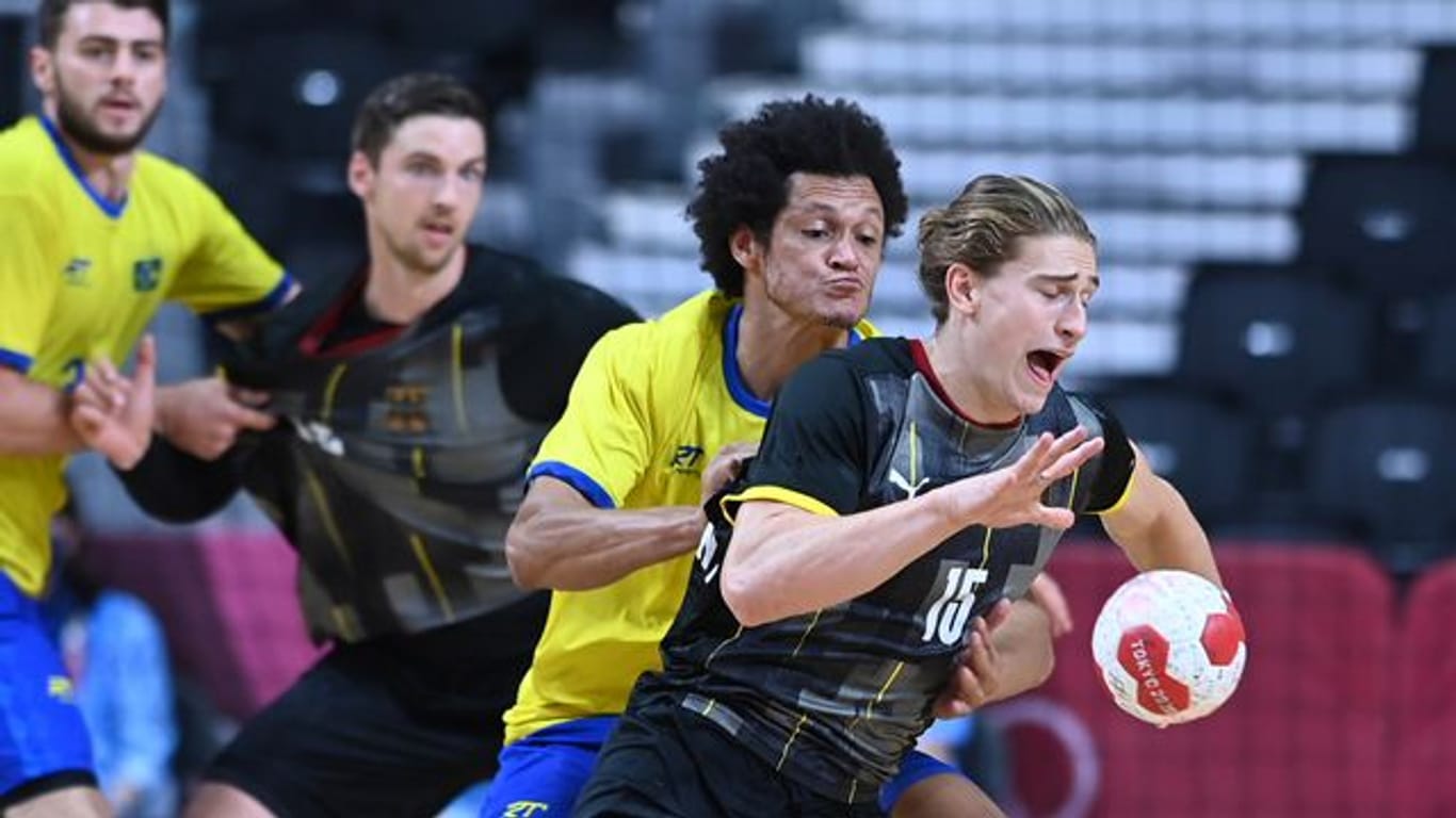 Will mit Deutschlands Handballern noch länger in Tokio bleiben: Juri Knorr (r).