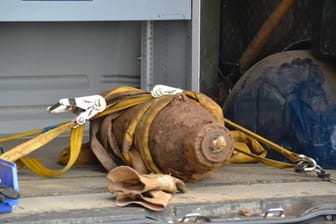 Eine gesicherte und entschärfte Bombe aus dem Zweiten Weltkrieg (Symbolbild): In Köln-Raderberg wurde am Montagmorgen eine Fünf-Zentner-Bombe gefunden.