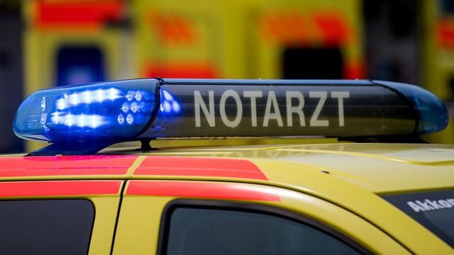 Ein Notarztwagen mit Blaulicht