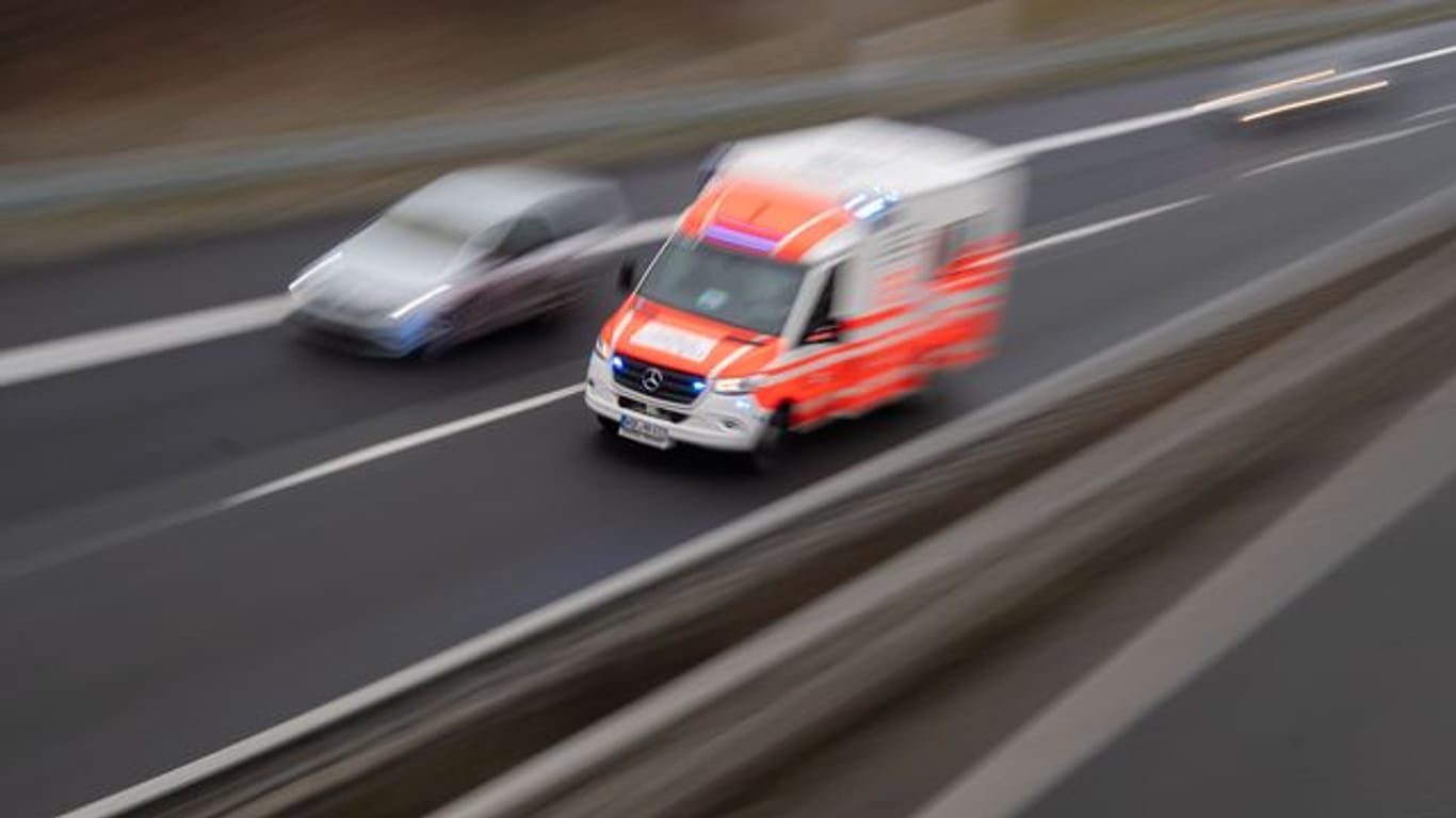 Ein Rettungswagen fährt über eine Autobahn (Symbolbild): Der Mann und die Töchter der Frau blieben unverletzt.