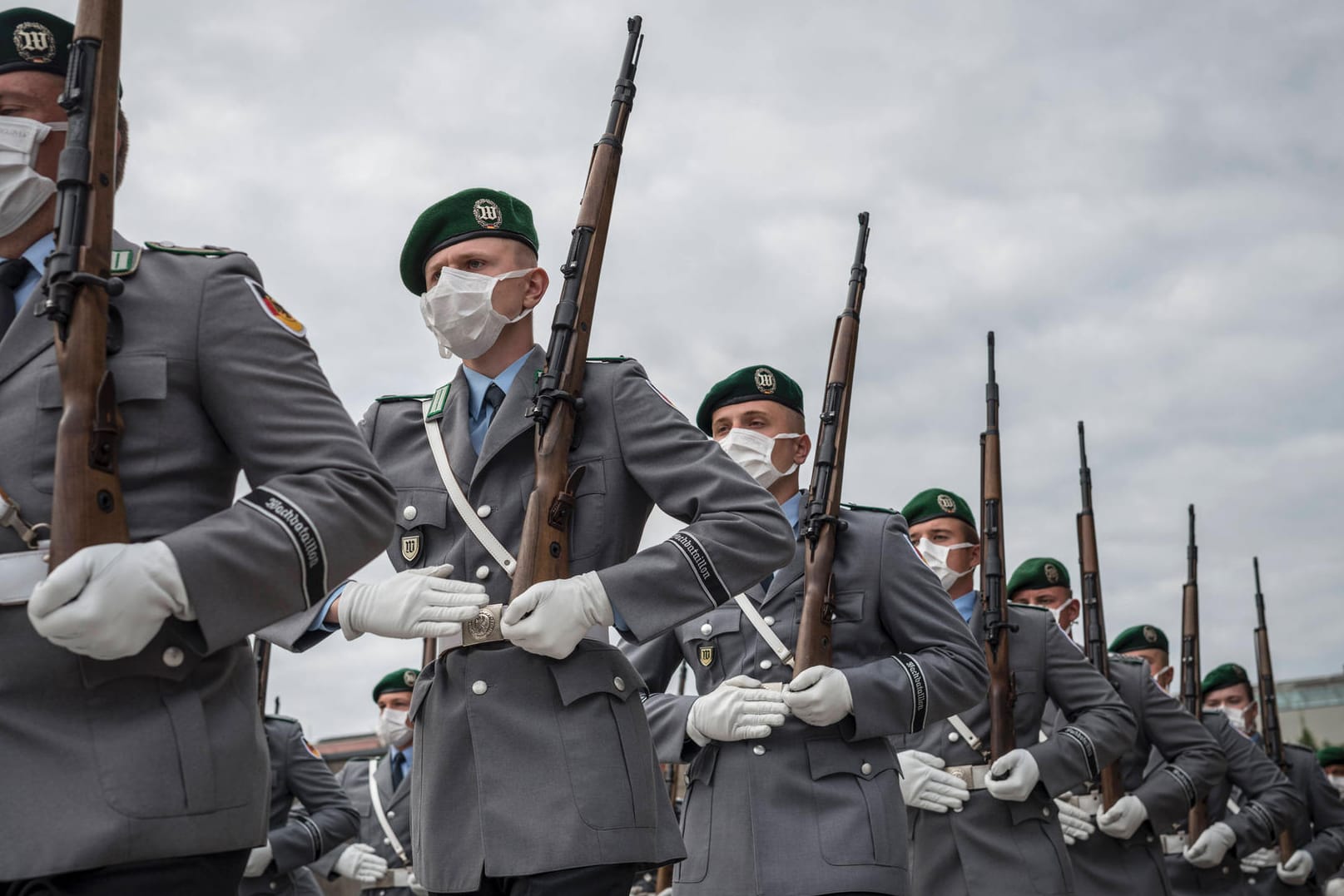 Wachbataillon beim Bundesverteidigungsministerium: Soldaten der Einheit repräsentieren die Bundesrepublik und befinden sich in unmittelbarer Nähe von Staatsgästen und Spitzenpolitikern.