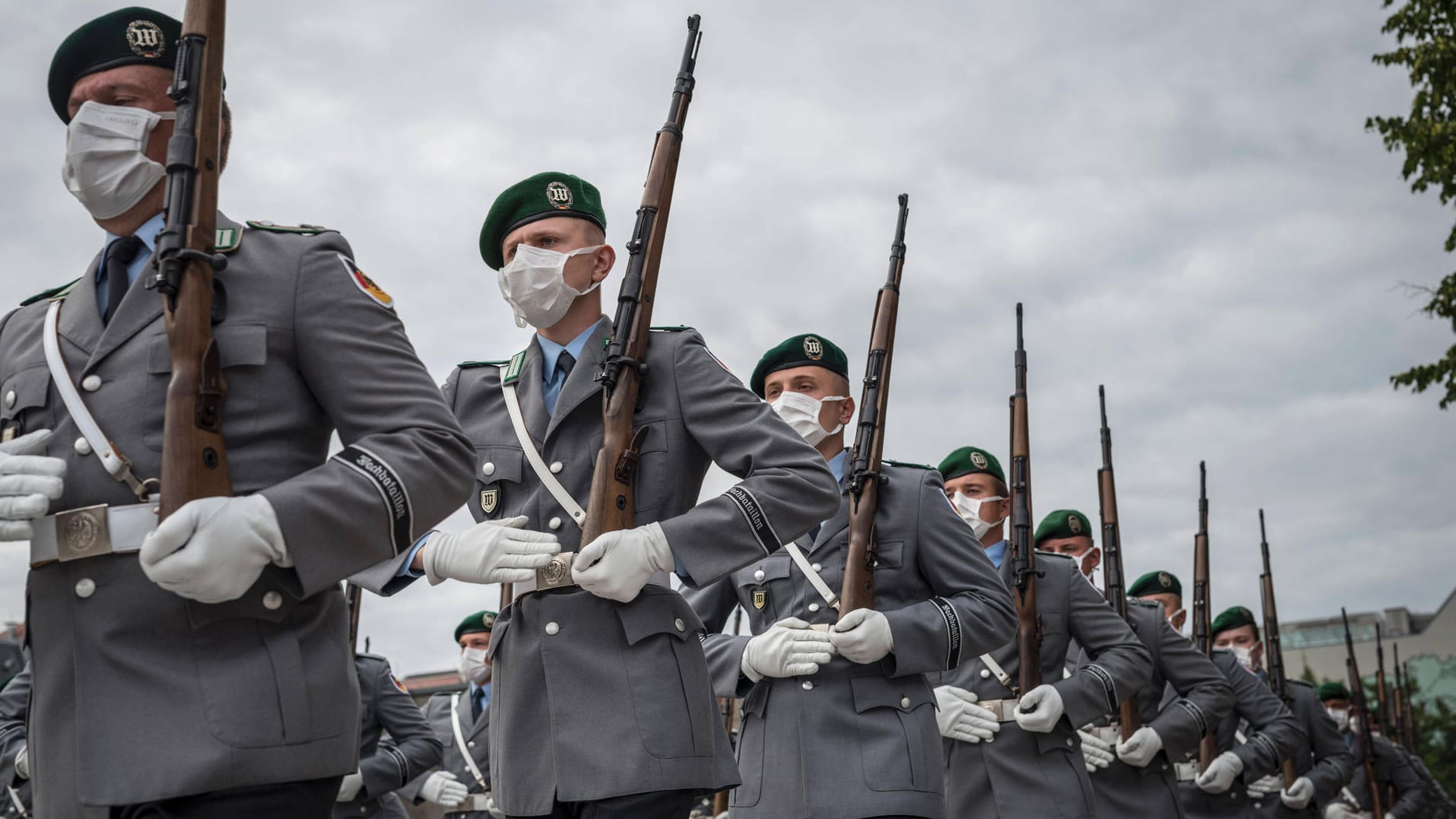 Wachbataillon beim Bundesverteidigungsministerium: Soldaten der Einheit repräsentieren die Bundesrepublik und befinden sich in unmittelbarer Nähe von Staatsgästen und Spitzenpolitikern.