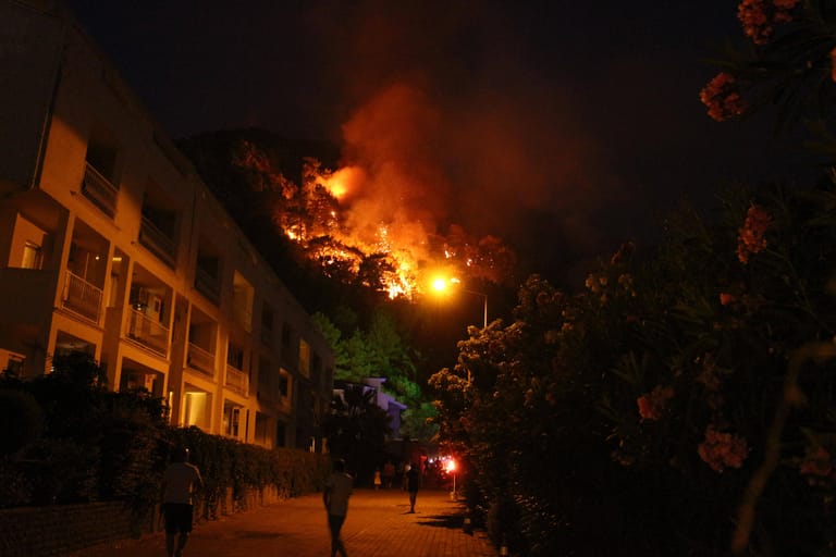 Von 132 Bränden seien mittlerweile 125 unter Kontrolle gebracht worden, sagte der Minister für Forst- und Landwirtschaft, Bekir Pakdemirli, am Montag. In den Touristenregionen Antalya und Mugla, hier zu sehen, wüteten sie aber weiter.