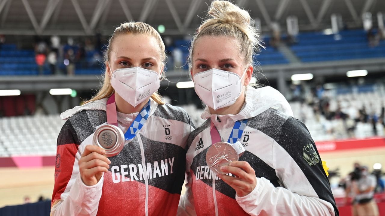 Mit Silber und Maske: Lea Sophie Friedrich (r) und Emma Hinze präsentieren ihre Medaillen.