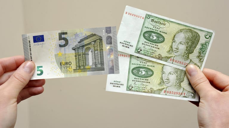 5-Euro-Schein und zwei 5-DM-Scheine (Symbolbild): D-Mark im Milliardenwert ist immer noch nicht umgetauscht.