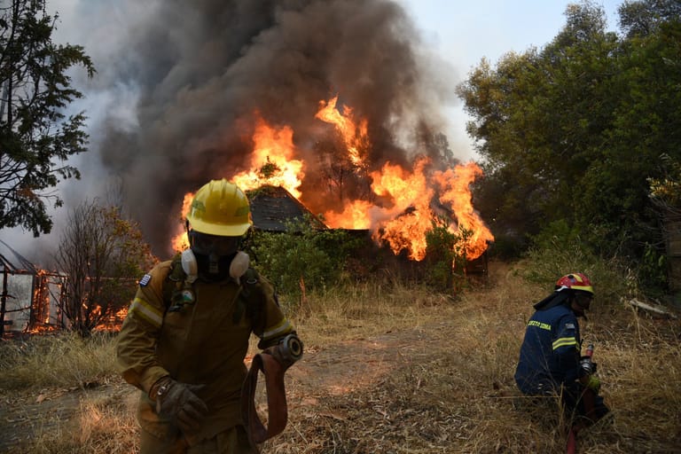 Bereits vor gut einer Woche mussten fünf Dörfer in der Nähe der Stadt Patras evakuiert werden. Hier sind Feuerwehrleute im Einsatz während eines Waldbrands in der Nähe des Dorfes Lampiri bei Patras.