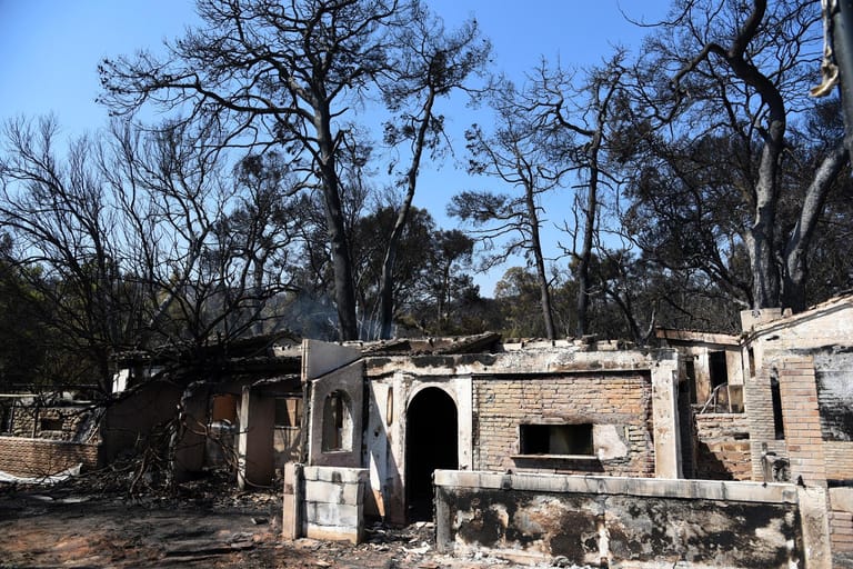 Im Dorf Lampiri, östlich der Stadt Patras, sind einige Häuser ausgebrannt. Bewohner einiger Dörfer mussten mit Hilfe der Feuerwehr und der Küstenwache per Boot evakuiert werden. "Wir sind durch die Hölle gegangen", sagte ein Anwohner der Nachrichtenagentur AFP, "wir hatten Angst, dass wir alles in den Flammen verlieren würden."