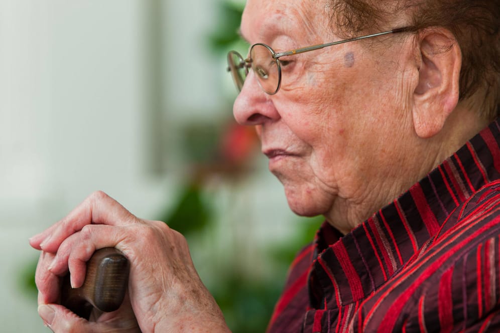 Einsame Seniorin (Symbolbild): Bei vielen Menschen ist die Rente knapp.