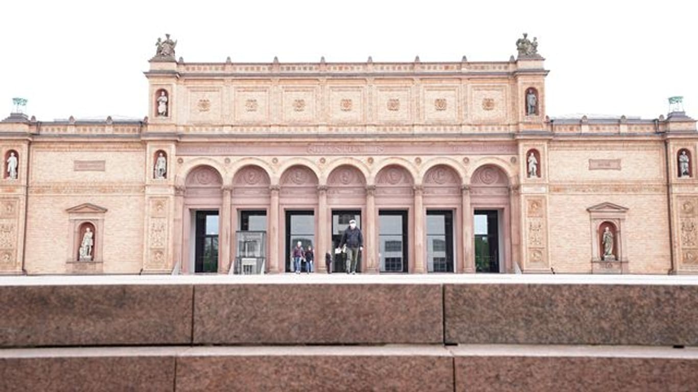 Besucher gehen über den Vorplatz der Hamburger Kunsthalle