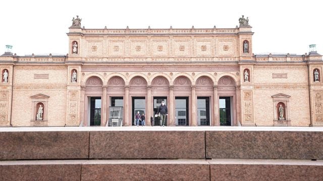 Besucher gehen über den Vorplatz der Hamburger Kunsthalle Besucher gehen über den Vorplatz der Hamburger Kunsthalle