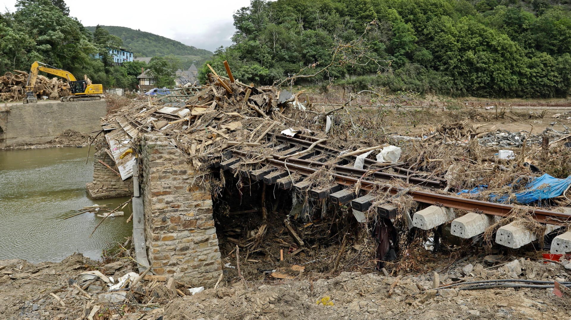 Zerstörte Eisenbahnbrücke in Altenahr: Nach der Flutkatastrophe, die mehr als 180 Menschen das Leben gekostet hat, besteht der Anfangsverdacht der fahrlässigen Tötung.