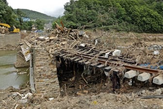 Zerstörte Eisenbahnbrücke in Altenahr: Nach der Flutkatastrophe, die mehr als 180 Menschen das Leben gekostet hat, besteht der Anfangsverdacht der fahrlässigen Tötung.