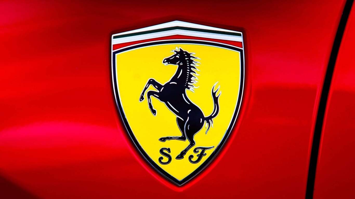 Ferrari-Logo an einem der typischen roten Autos (Symbolbild): Der Sportwagenhersteller kann für das zweite Quartal gute Zahlen verbuchen.