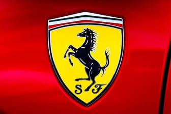 Ferrari-Logo an einem der typischen roten Autos (Symbolbild): Der Sportwagenhersteller kann für das zweite Quartal gute Zahlen verbuchen.