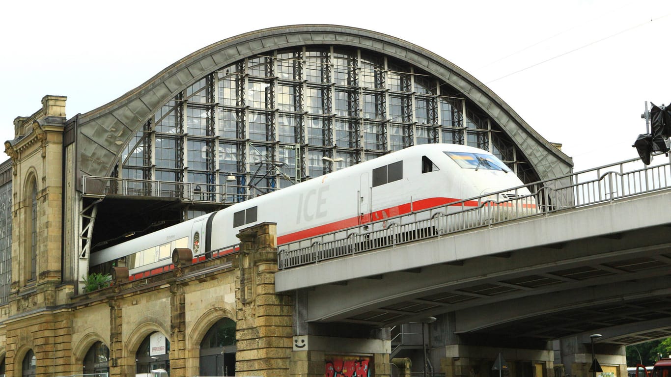 Ein Intercity-Express steht im Bahnhof Hamburg Dammtor (Symbolbild): Bislang ist die Bahn sowohl Herrin über die Züge als auch über das Schienennetz.
