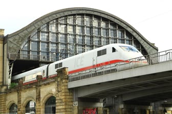 Ein Intercity-Express steht im Bahnhof Hamburg Dammtor (Symbolbild): Bislang ist die Bahn sowohl Herrin über die Züge als auch über das Schienennetz.