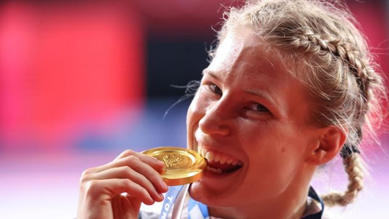 Glücklich posiert Ringerin Aline Rotter-Focken nach der Siegerehrung mit der Goldmedaille.