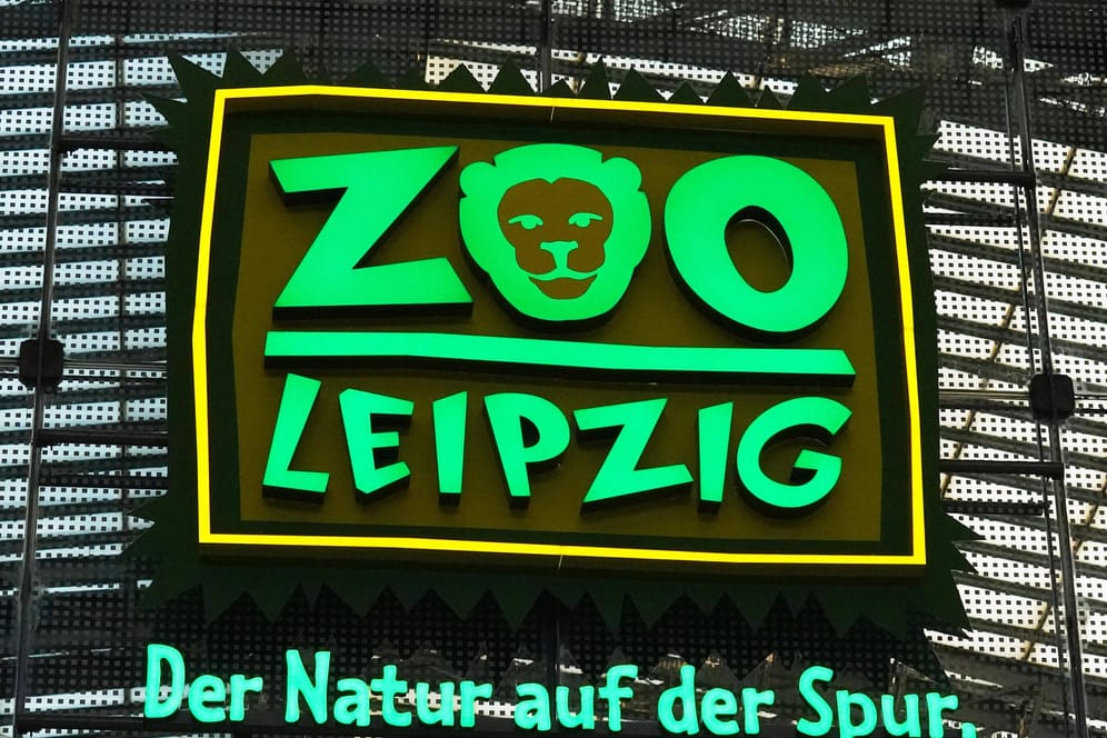 "Zoo Leipzig" steht auf einem Schild (Archivbild): Die lange Corona-Pause hat die sächsischen Zoos und Tierparks hart getroffen.