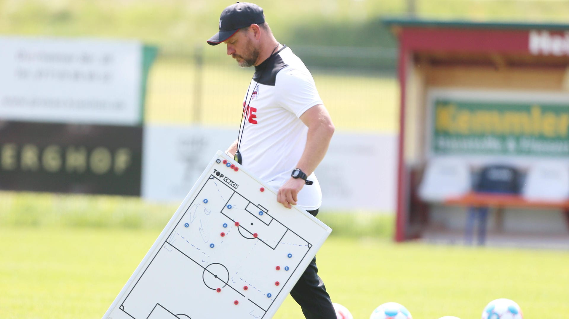 Steffen Baumgart im Trainingslager (Archivbild): Der FC-Coach bereitet sein Team auf den DFB-Pokal vor.