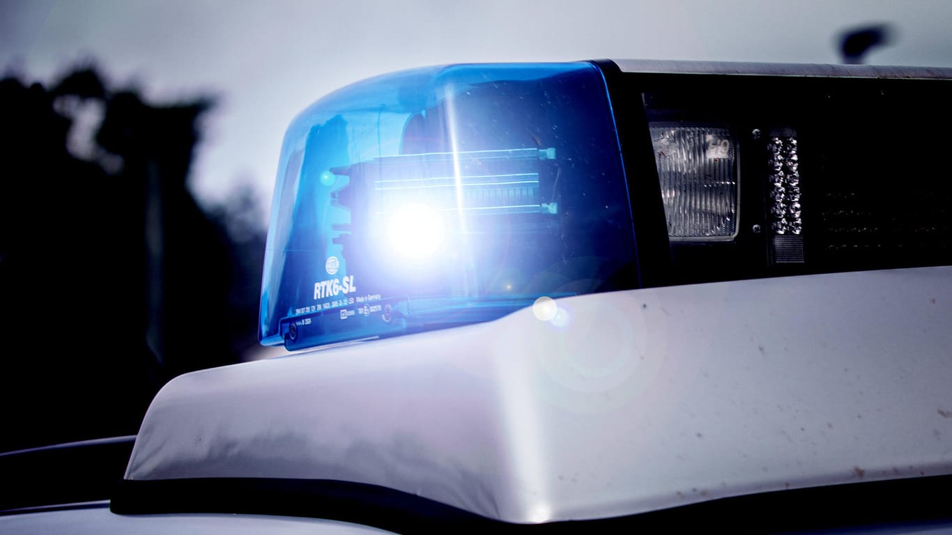Blaulicht eines Polizeiwagens: Im bayerischen Forchheim wurde eine 84-Jährige durch einen Lastwagen tödlich verletzt. (Symbolfoto)