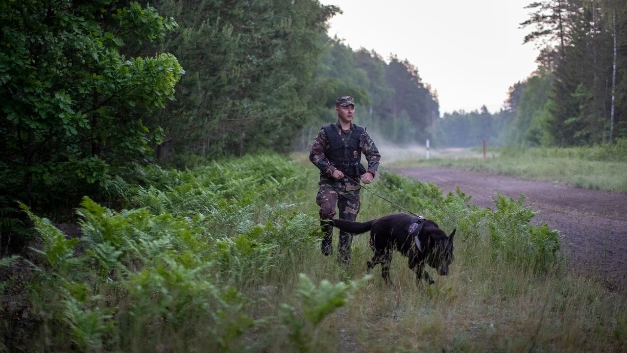 Ein litauischer Grenzschützer patrouilliert an der Grenze zu Belarus.