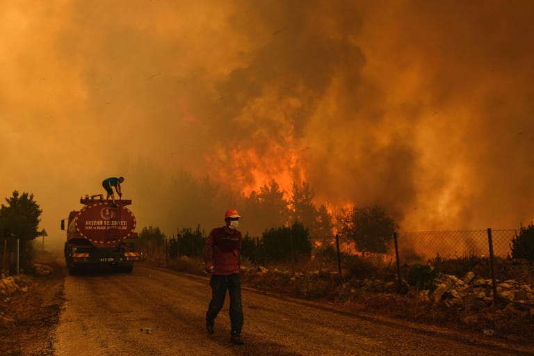 Für die Türkei sind es die schlimmsten Brände seit gut einem Jahrzehnt. Seit Jahresbeginn wurden nach Behördenangaben fast 95.000 Hektar Fläche durch Brände zerstört. In den Jahren 2008 bis 2020 waren es im selben Zeitraum durchschnittlich nur rund 13.000 Hektar.