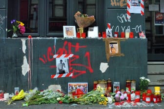 Der Tatort auf der Zülpicher Straße ist zur Gedenkstätte geworden: Hunderte Menschen sind hier am Wochenende vorbeigekommen.