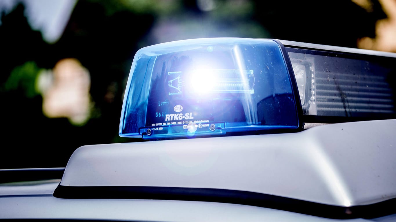 Ein Einsatzfahrzeug der Polizei mit Blaulicht (Symbolbild): Der Neunjährige fuhr 50 Meter weit.