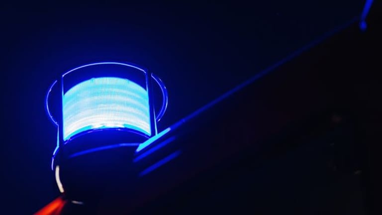 Das Blaulicht leuchtet auf dem Dach eines Feuerwehrfahrzeugs (Symbolbild): Die Feuerwehr war mit einem Großaufgebot vor Ort.
