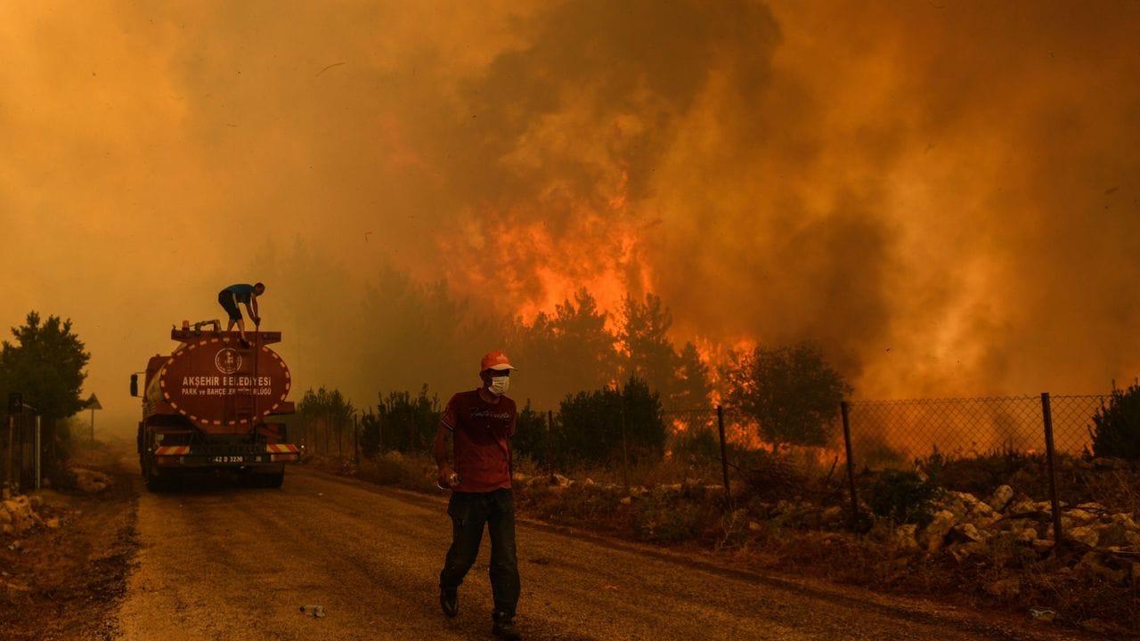 Im türkischen Sirtkoy lodert ein Waldbrand. Im türkischen Sirtkoy lodert ein Waldbrand.