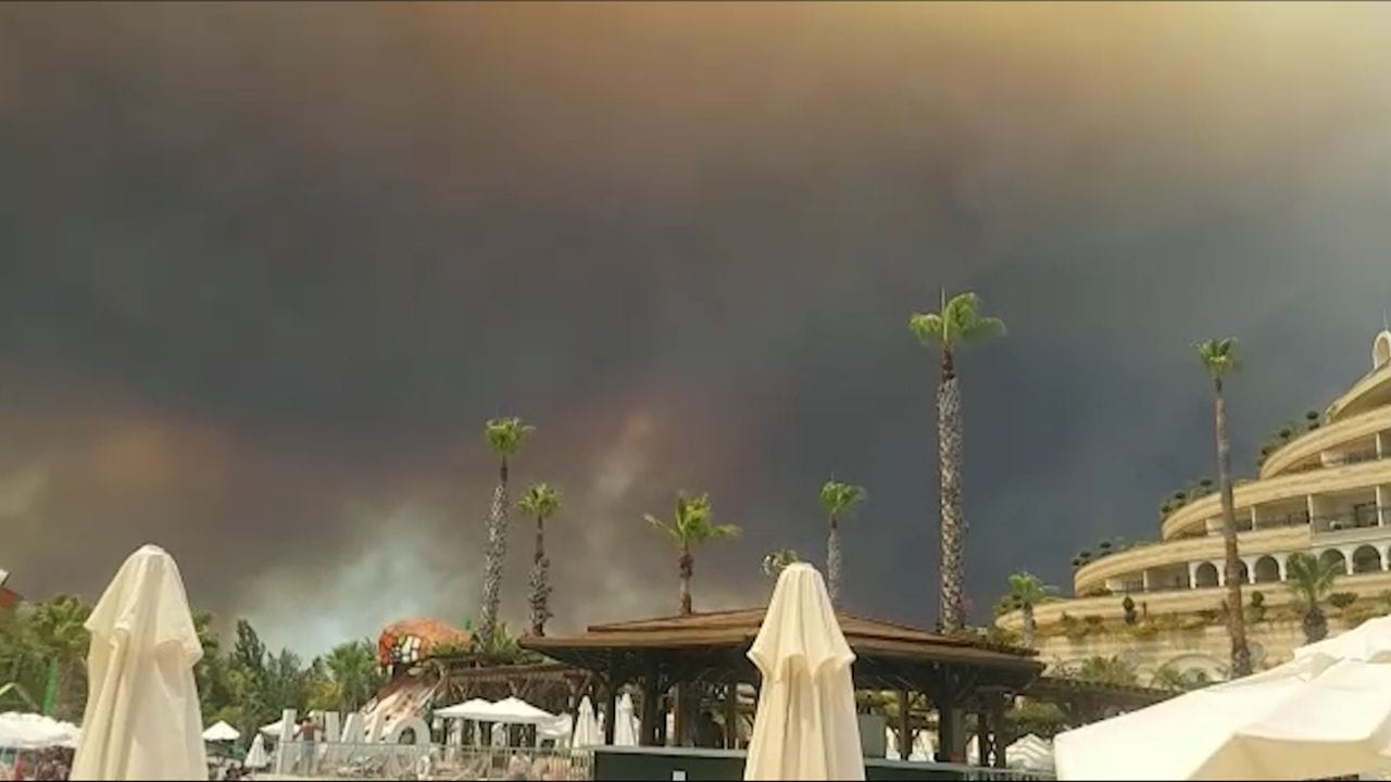 Dunkler Rauch zieht über einen Hotelkompex in der türkischen Urlaubsregion Antalya hinweg. Dunkler Rauch zieht über einen Hotelkompex in der türkischen Urlaubsregion Antalya hinweg.