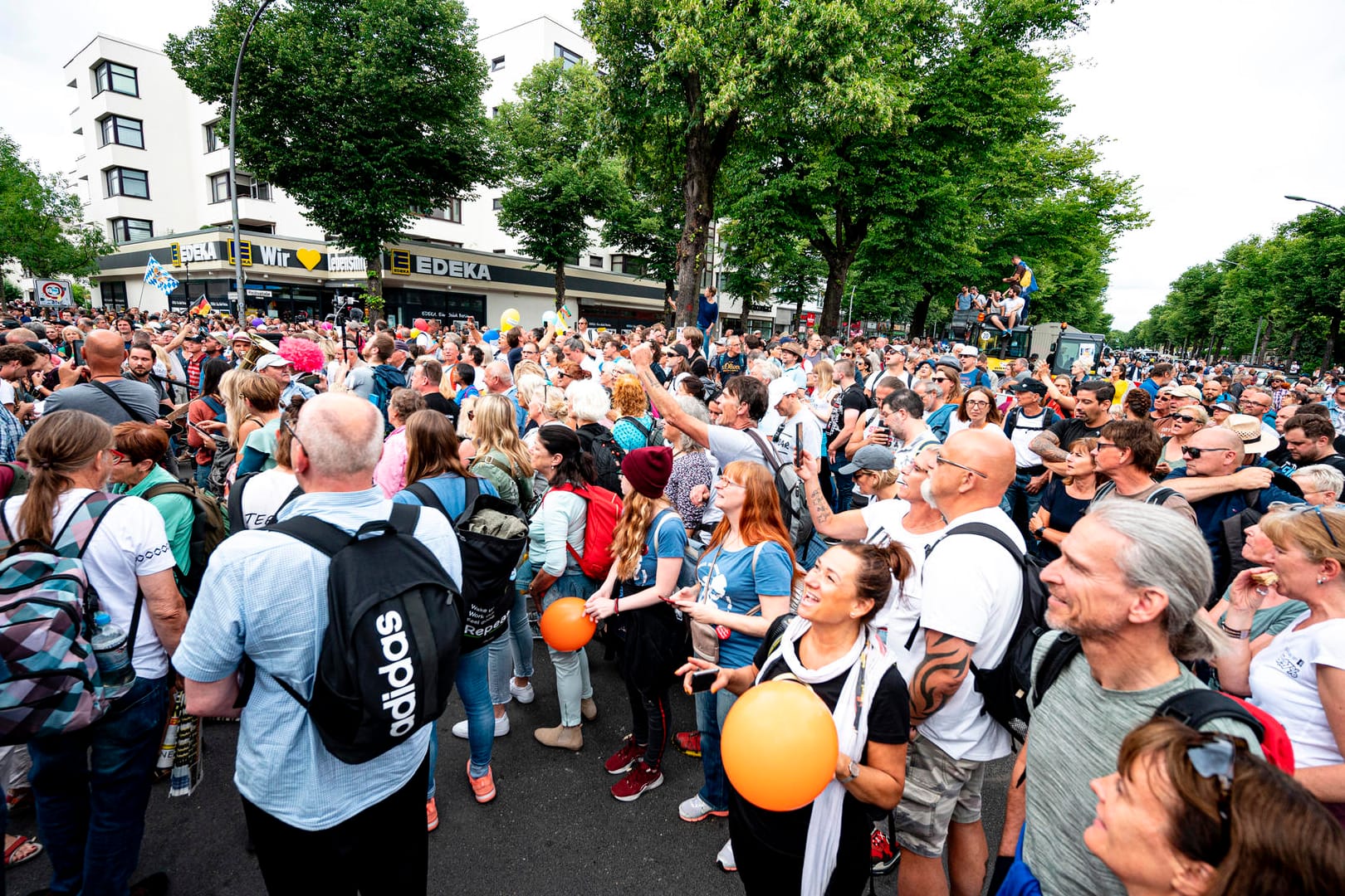 Demonstranten nehmen an einer unangemeldeten Demo gegen die Corona-Maßnahmen teil: Nach seiner Festnahme starb ein Mann an einem Herzinfarkt.