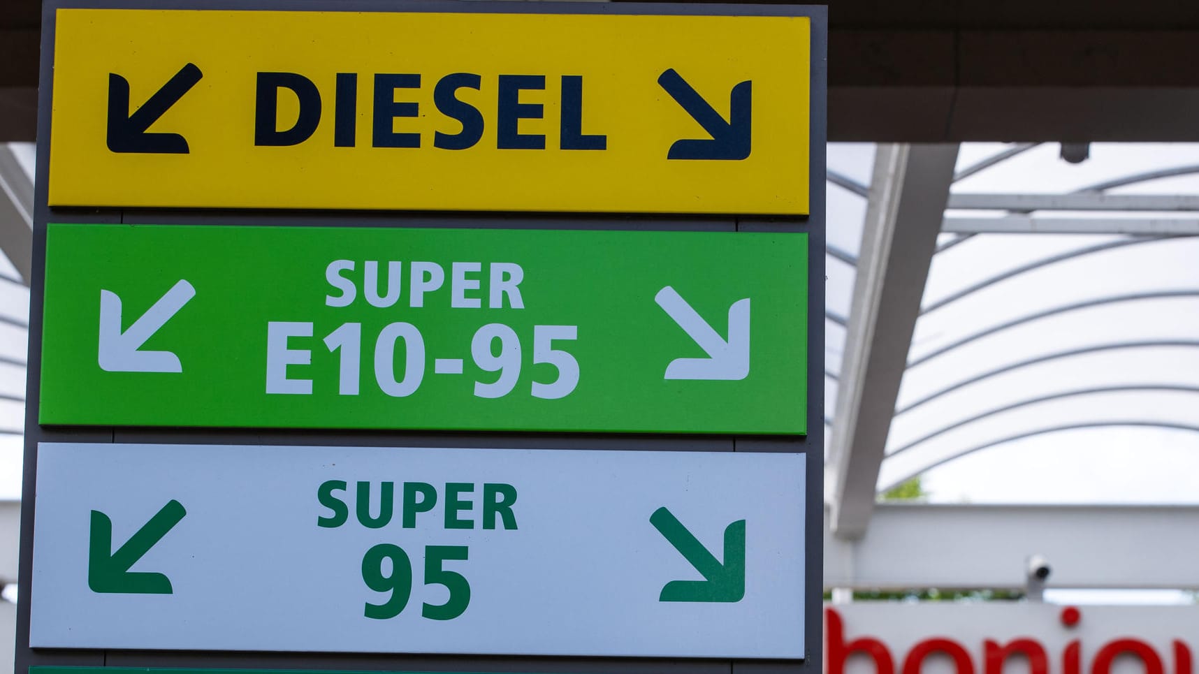 Verschiedene Kraftstoffe in einer Tankstelle: Der Anstieg der Kraftstoffpreise hat mehrere Gründe. Verschiedene Kraftstoffe in einer Tankstelle: Der Anstieg der Kraftstoffpreise hat mehrere Gründe.
