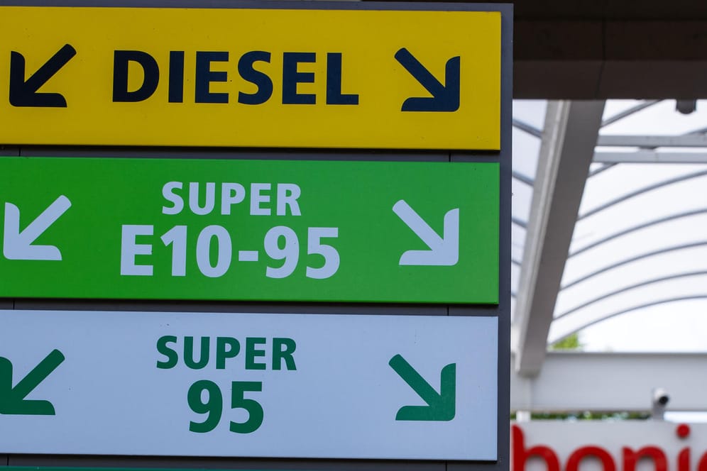 Verschiedene Kraftstoffe in einer Tankstelle: Der Anstieg der Kraftstoffpreise hat mehrere Gründe.