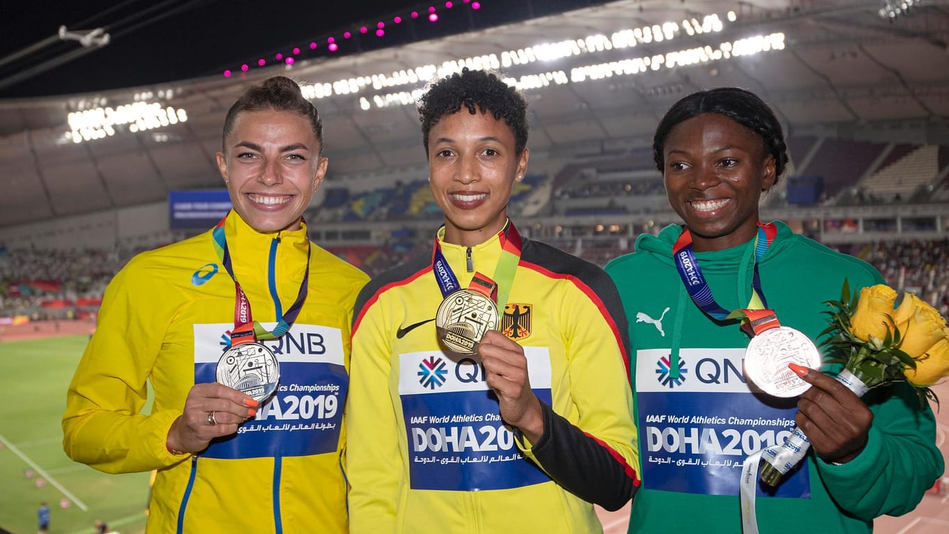 WM-Gold 2019: In Doha siegte Malaika Mihambo (M.) mit 7,30 Metern vor der Ukrainerin Maryna Bech-Romantschuk (l.) und Ese Brume aus Nigeria.