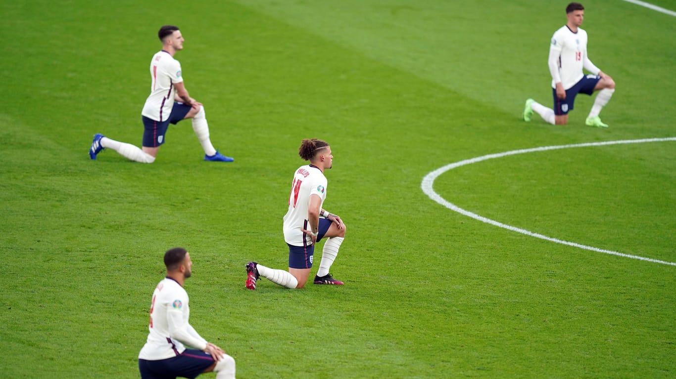 Während der Fußball-Europameisterschaft kniete die englische Mannschaft als Zeichen ihrer Solidarität mit der Black-Lives-Matter-Bewegung vor den Spielen.