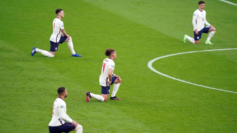 Während der Fußball-Europameisterschaft kniete die englische Mannschaft als Zeichen ihrer Solidarität mit der Black-Lives-Matter-Bewegung vor den Spielen.