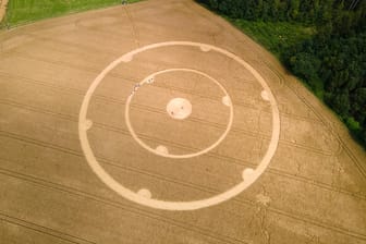 Muster in einem Weizenfeld: Die Kreise wurden am Wochenende in Oberbayern entdeckt – und werfen Fragen auf.