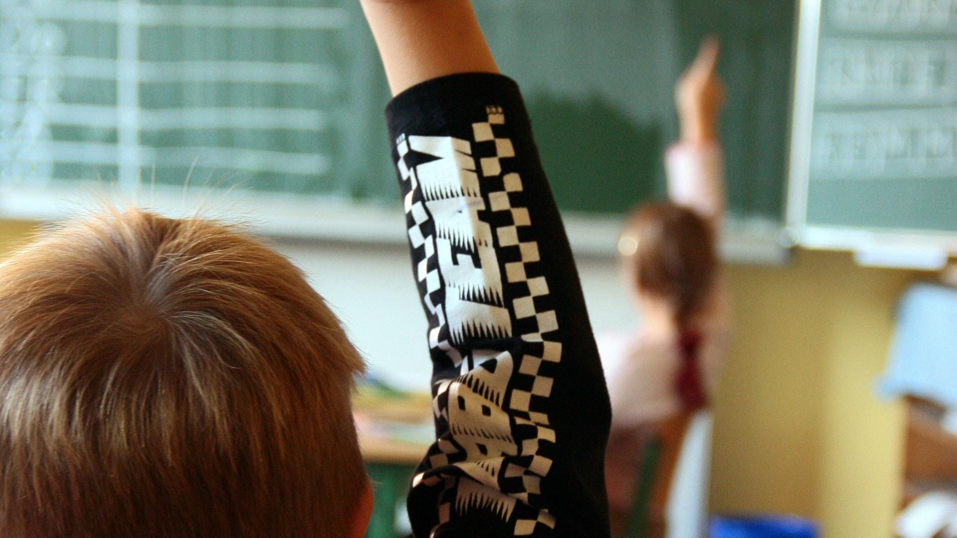 Kinder in der Schule (Archivbild): Die Sommerferien gehen zu Ende – und Experten erwarten steigende Corona-Zahlen. Kinder in der Schule (Archivbild): Die Sommerferien gehen zu Ende – und Experten erwarten steigende Corona-Zahlen.
