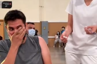 Video geht viral: Als dieser junge Student seine Impfung bekommen soll, bekommt er Panik, die anderen Menschen im Saal reagieren unbezahlbar. Video geht viral: Als dieser junge Student seine Impfung bekommen soll, bekommt er Panik, die anderen Menschen im Saal reagieren unbezahlbar.