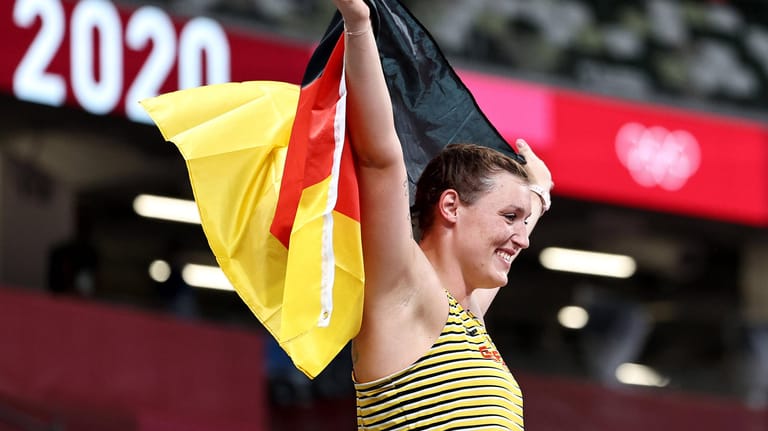 Kristin Pudenz mit der deutschen Flagge nach ihrem Medaillengewinn.