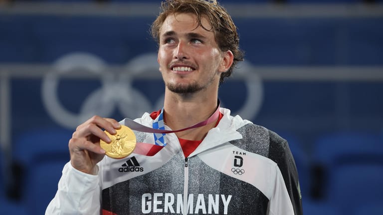 Ein historischer Erfolg: Alexander Zverev mit seiner Goldmedaille.