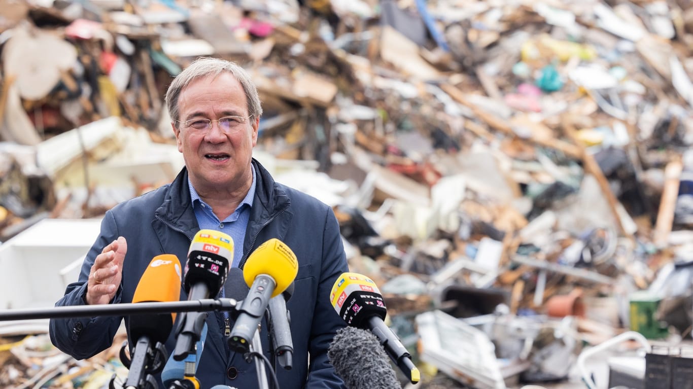 Berge von Müll: Laschet sagte in Schleiden betroffenen Kommunen eine Übernahme der Müllentsorgungskosten zu.