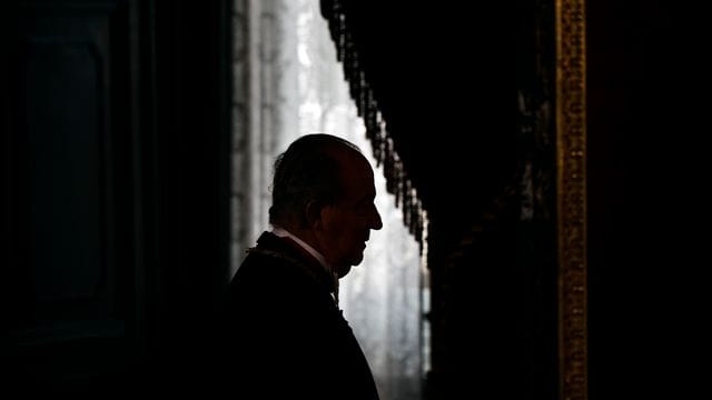 Juan Carlos ist aus der Öffentlichkeit vollkommen verschwunden. Juan Carlos ist aus der Öffentlichkeit vollkommen verschwunden.