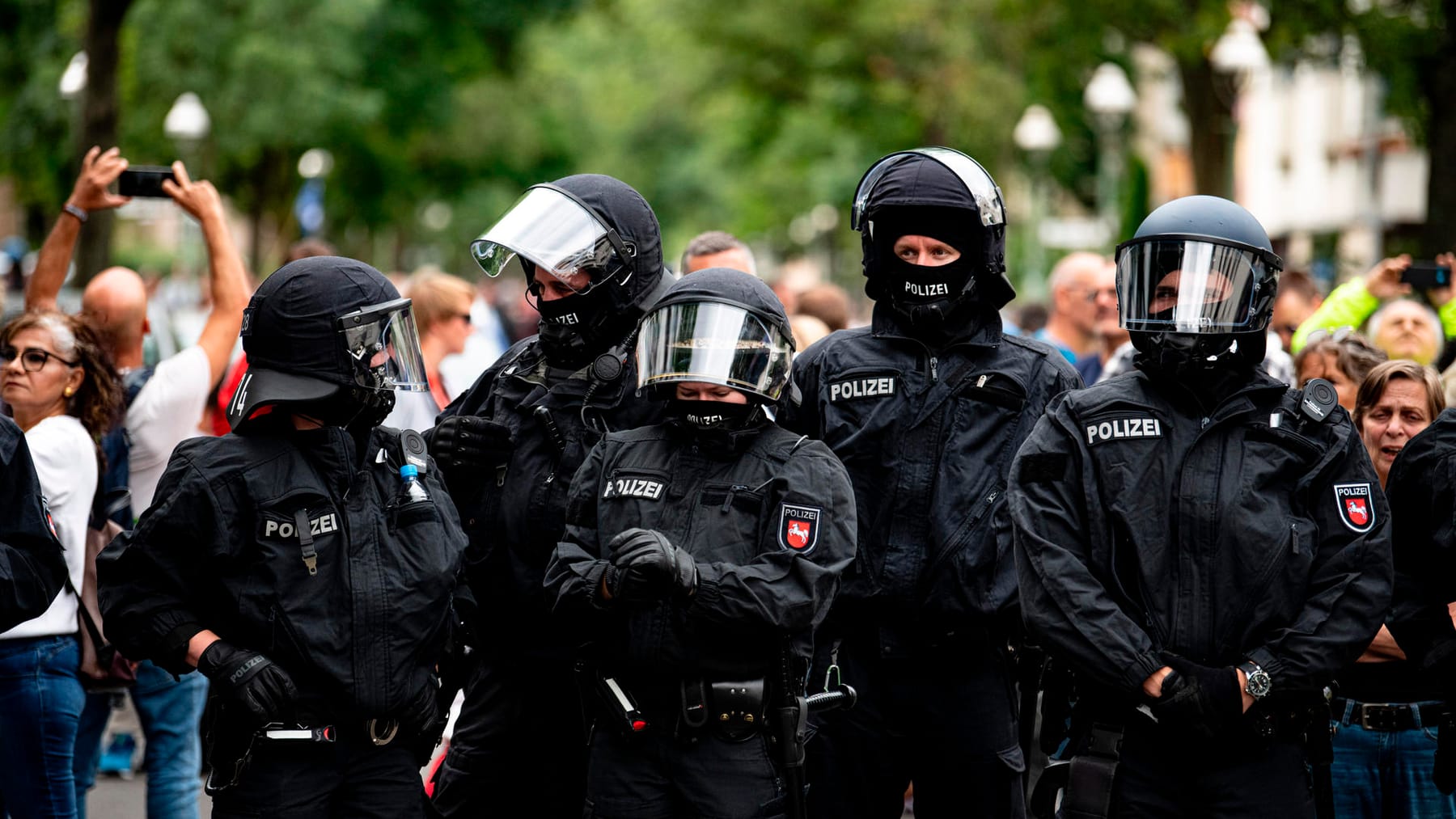 Berlin: Dutzende Polizisten Nach "Querdenker"-Demos Verletzt