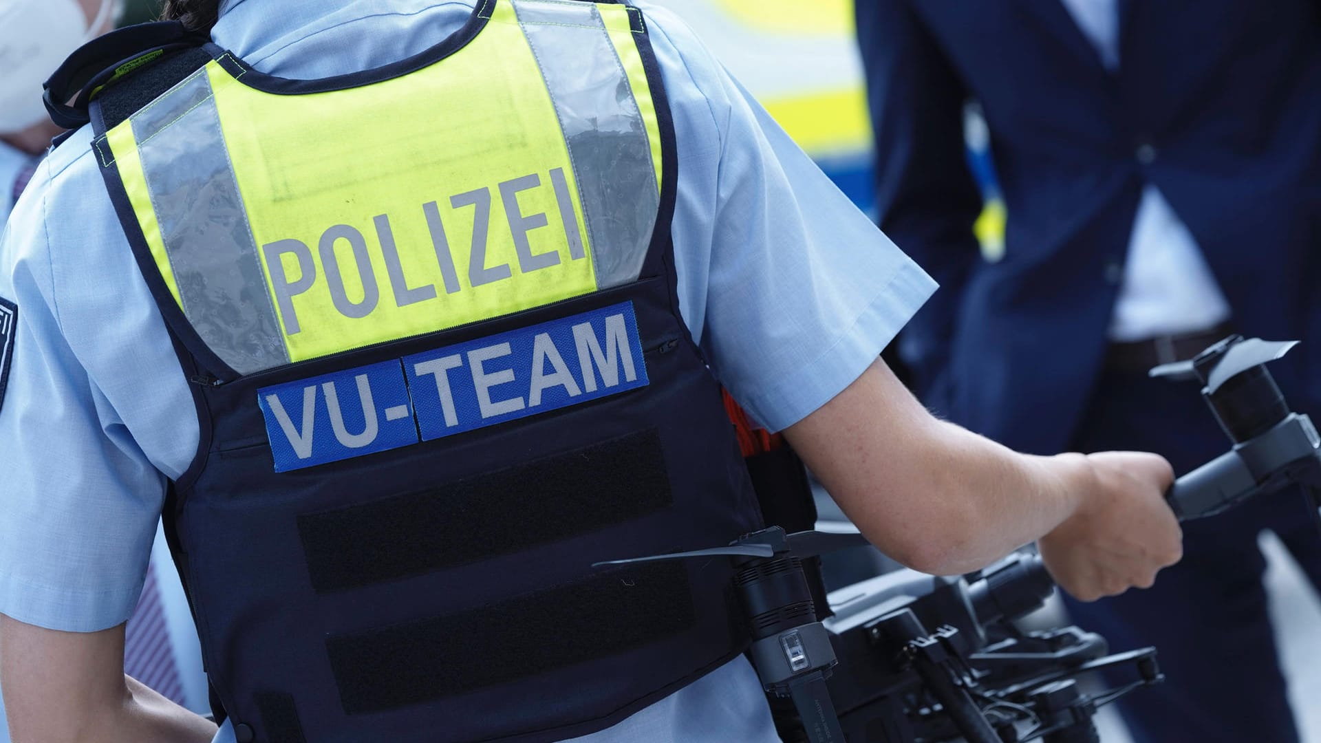 Eine Polizeibeamtin des VU-Teams hält eine Drohne in der Hand: NRW will die Spurensuche bei schweren Verkehrsunfällen nun einheitlich angehen. Eine Polizeibeamtin des VU-Teams hält eine Drohne in der Hand: NRW will die Spurensuche bei schweren Verkehrsunfällen nun einheitlich angehen.