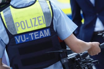 Eine Polizeibeamtin des VU-Teams hält eine Drohne in der Hand: NRW will die Spurensuche bei schweren Verkehrsunfällen nun einheitlich angehen.