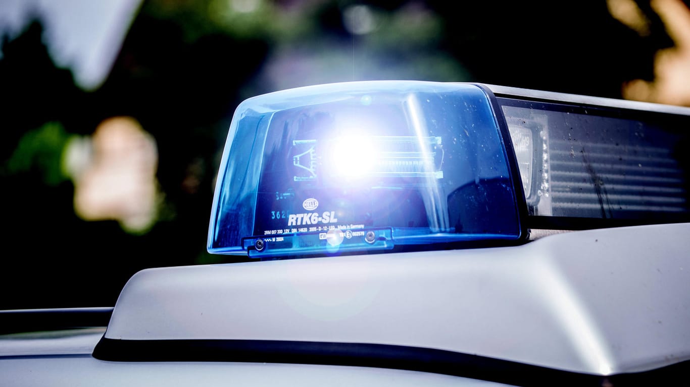 Ein Einsatzfahrzeug der Polizei mit Blaulicht (Symbolbild): In Köln wird derzeit ein verdächtiger Gegenstand untersucht, der bei einer Kontrolle im Straßenverkehr gefunden wurde.